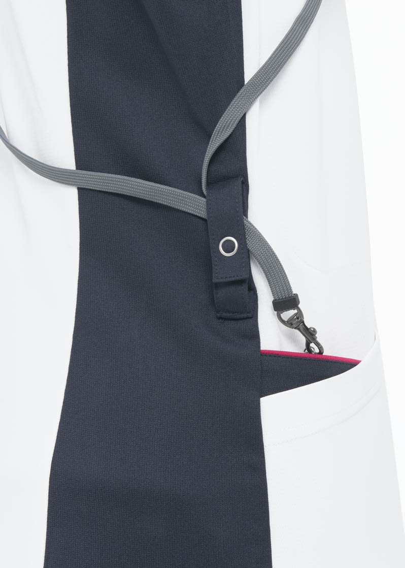 右脇ダブルループ　たすき掛けのストラップを固定出来るほか、様々なものをかけることが出来ます。